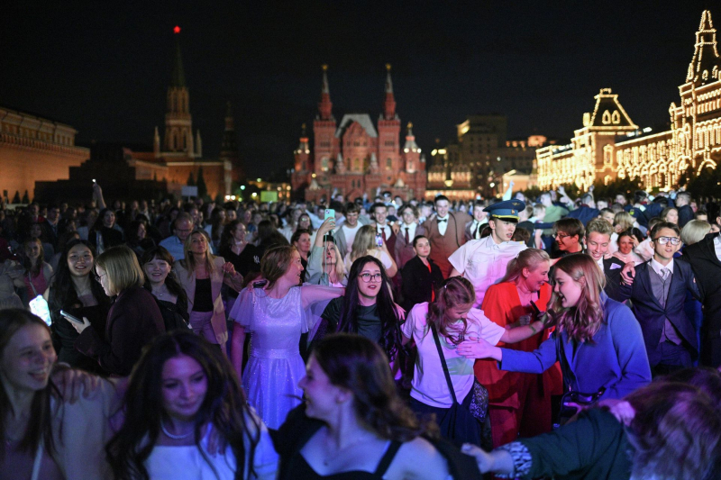 Участники Всероссийского выпускного бала после концерта в Государственном Кремлевском дворце